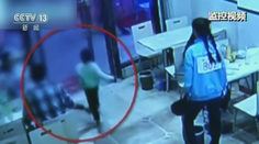 Tehotná žena naschvál potkla 4-ročného chlapca, všetko zachytila kamera