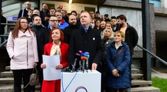 V strane Spolu si zvolia nového predsedu, na post kandidujú Hipš a Macko