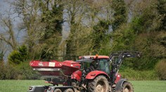 Írsky farmár na svojom poli náhodou našiel 4-tisíc rokov starý „poklad“ z doby bronzovej