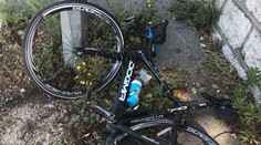 Frooma úmyselne zrazilo auto, bicykel je na šrot