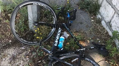 Frooma úmyselne zrazilo auto, bicykel je na šrot