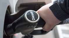 Pred jednou z čerpacích staníc v Rakúsku sa tvorili kolóny. Pumpa omylom predávala naftu za podstatne nižšiu cenu