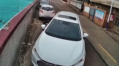 VIDEO: Muž nevedel paralelne zaparkovať, vyhrnul si preto rukávy a urobil to ručne