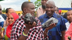 Baník našiel dva kusy nesmierne vzácneho drahokamu, dostal za ne závratnú sumu