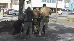 V rukách mali detektor kovov aj lopaty. Policajti sa vrátili na miesto atentátu na premiéra Roberta Fica