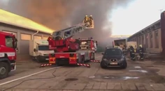V Prahe horí sklad pyrotechniky. Z miesta sa ozývajú hlasné rany