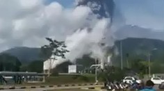 Na ostrove Sulawesi, ktorý zasiahlo zemetrasenie aj cunami, vybuchla sopka