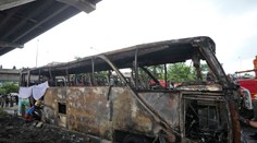 VIDEO: Na predmestí Bangkoku horel autobus plný školákov. Zrejme zahynulo 23 ľudí