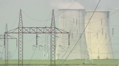 Cenu elektriny pre domácnosti zastropovali aj na ďalší rok. Pomoci sa dočkajú aj samosprávy
