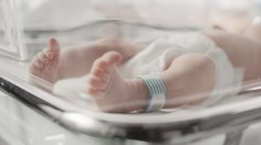 Malo zomrieť pre chybu zdravotníkov. Iba mesačné bábätko sa z nemocnice s rodičmi už nevrátilo