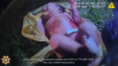 Policajti našli v igelitke pohodenej v lese živého novorodenca. Ešte mal pupočnú šnúru