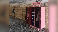 Do podchodu umiestnili netradičný šatník. Z láskavej myšlienky vznikla veľká vec