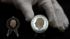 Predstavili prvé mince s motívom kráľa Karola III. Pozrite si, ako budú vyzerať