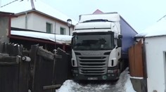 Vodič v Česku sa s kamiónom zasekol v úzkej uličke o rodinný dom, naviedla ho tam navigácia
