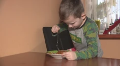 Matke chorého Tomáška zamietli opatrovateľský príspevok, štát jej dáva almužnu na stravu
