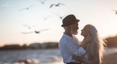 Staručkí, ale stále rovnako zamilovaní. Tento pár dojal svet, má to však háčik