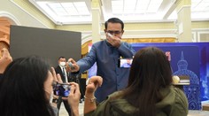 VIDEO: Thajský premiér postriekal novinárov dezinfekciou, nepáčila sa mu otázka