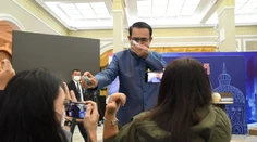VIDEO: Thajský premiér postriekal novinárov dezinfekciou, nepáčila sa mu otázka