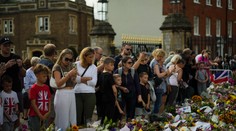 Zakázali plyšáky, balóny a dokonca aj sviečky. Ľudia môžu vzdať úctu Alžbete II. iba dvoma spôsobmi