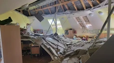Šok na základnej škole v Česku. V jednej z tried sa prepadol strop, tri deti potrebovali ošetrenie