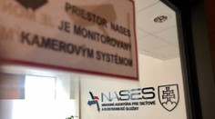 NAKA po razii v štátnej inštitúcii zadržala štyroch ľudí