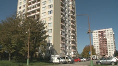 Susedia si to nevedia vysvetliť. Muž podozrivý z lúpeže pred policajtom vyskočil z okna bytovky