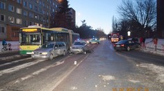 Opitý vodič zrámoval na frekventovanej ceste v Košiciach tri autá, zastavilo ho až zábradlie