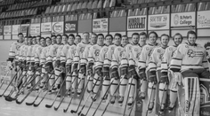 Dojímavá rozlúčka s hokejistami z Kanady. Ľudia si dávajú pred domy hokejky