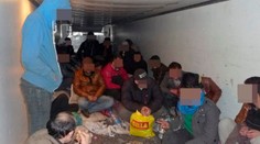 Colníci našli v chladiacom boxe auta 22 imigrantov
