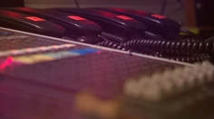Vedia kedy, s kým a o čom hovoríte. Tajné služby každoročne „napichnú" stovky ľudí