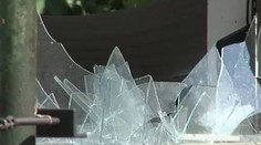 Útočníci železnými tyčami rozbili okná mešity v Brne