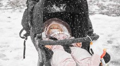 Muža nechceli pustiť s kočíkom do biatlonového areálu. Tak ho nechal aj s dcérou pred vchodom