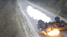 VIDEO: Dodávka sa prevrátila na ceste a začala horieť