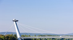 Stav dievčaťa, ktoré spadlo z vyhliadkovej veže Mosta SNP, je stabilizovaný