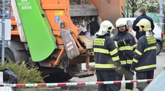 Tragédia v Česku. Smetiari si nevšimli muža v koši, auto ho rozdrvilo