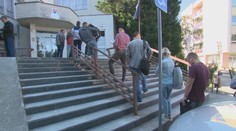 Chaos na dopravnom inšpektoráte v Nitre. Ľudia stoja v rade aj niekoľko hodín