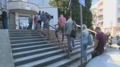 Chaos na dopravnom inšpektoráte v Nitre. Ľudia stoja v rade aj niekoľko hodín