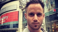 Vykázali ho z krajiny! Tento muž učí iných, ako sexuálne obťažovať ženy