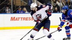 VIDEO: Gól noci v NHL nemal chybu. Marchenko špekulantsky skóroval spoza brány