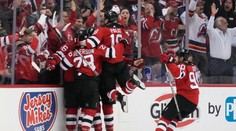 Devils s Tatarom znížili sériu na 1:2, Tampa bez Černáka podľahla Torontu