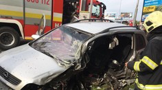 Pri výjazde z Bratislavy prešiel mercedes do protismeru, štyria ľudia sa zranili