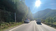 Nehoda pod Strečnom: Autá narazili do spadnutých skál, tvoria sa kolóny