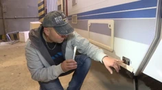 Chcel cestovať s karavanom, sedí však doma. Pre banalitu sa naťahuje s úradmi
