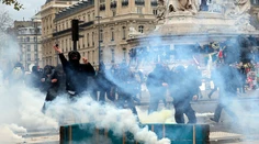 Po násilných potýčkach v Paríži je predbežne zadržaných 317 ľudí