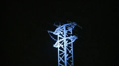 Len 20-ročný mladík vyliezol na stĺp elektrického vedenia. Ľudia videli, ako horí