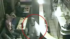 V nitrianskej krčme dobili muža z Bratislavy. Polícia hľadá tohto svalovca