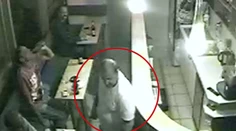 V nitrianskej krčme dobili muža z Bratislavy. Polícia hľadá tohto svalovca