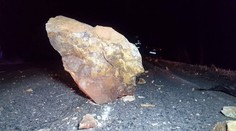 Chýbali sekundy a tento padajúci kameň mohol skončiť na streche vodiča