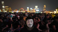 V Hongkongu platí zákaz nosenia masiek. Obvinili prvých dvoch demonštrantov