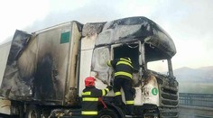 Tragická nehoda na R3: Kamión po náraze do auta zachvátili plamene